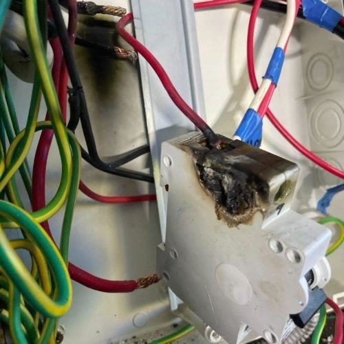 bad-wiring-leading-to-melted-breaker-1-plolxfbr4p5tyu7pvqctev6uuw52f78qx8gqh9eglk.jpeg